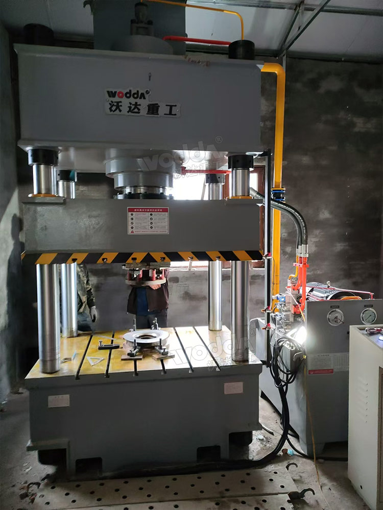 標(biāo)準(zhǔn)315噸四柱液壓機(jī) 標(biāo)準(zhǔn)315噸四柱液壓機(jī)