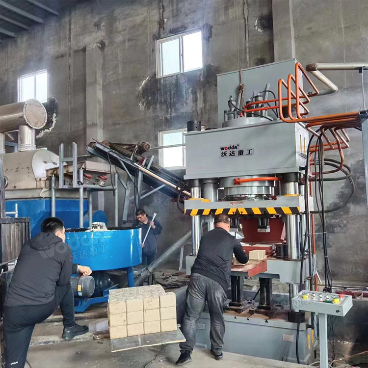 630噸牛羊舔磚液壓機(jī)客戶現(xiàn)場(chǎng) 630噸牛羊舔磚液壓機(jī)客戶現(xiàn)場(chǎng)