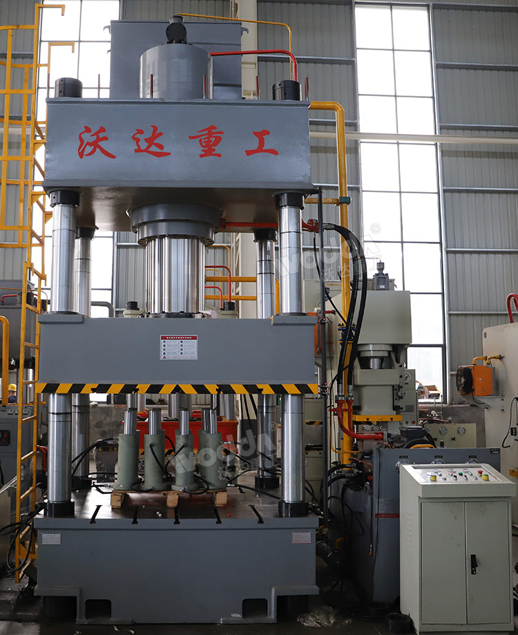 630噸四柱液壓機(jī)車間實物 630噸四柱液壓機(jī)車間實物