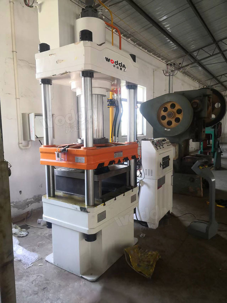 200噸三梁四柱液壓機(jī)調(diào)試 200噸三梁四柱液壓機(jī)調(diào)試