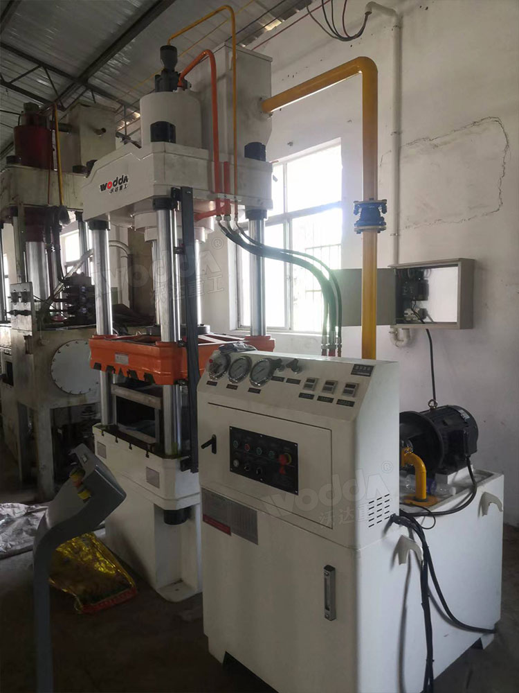 200噸三梁四柱液壓機(jī)安裝完成 200噸三梁四柱液壓機(jī)安裝完成