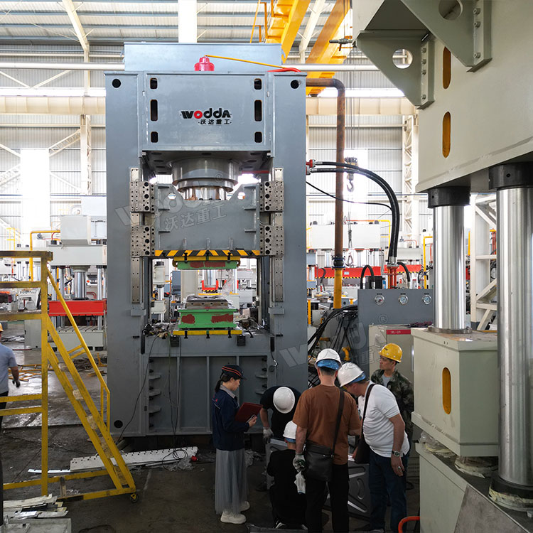 800噸BDF水箱板液壓機試機 800噸BDF水箱板液壓機試機