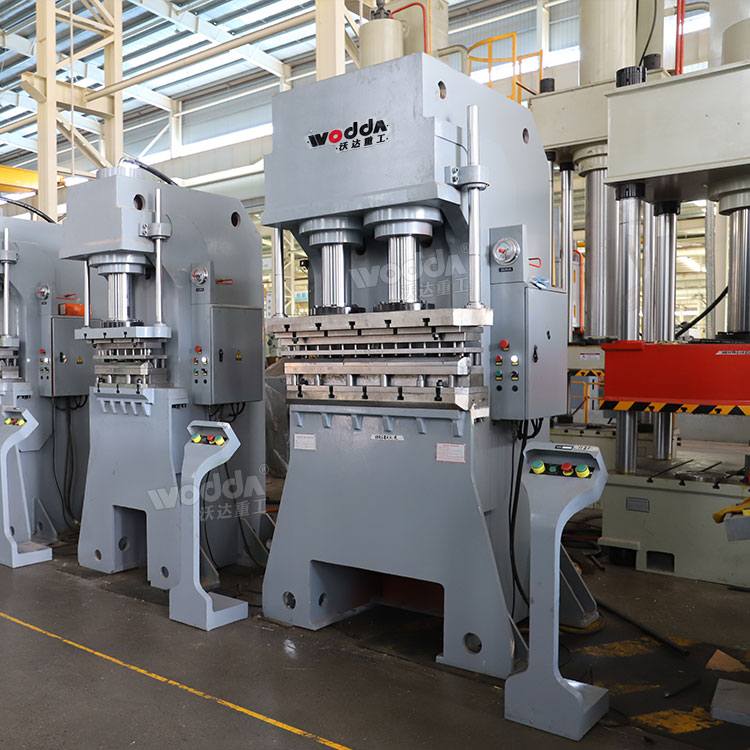 200噸單柱液壓機(jī) 200噸單柱液壓機(jī)