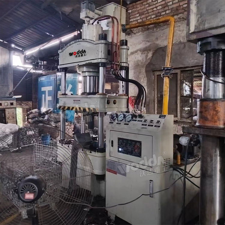 200噸四柱液壓機(jī) 200噸四柱液壓機(jī)