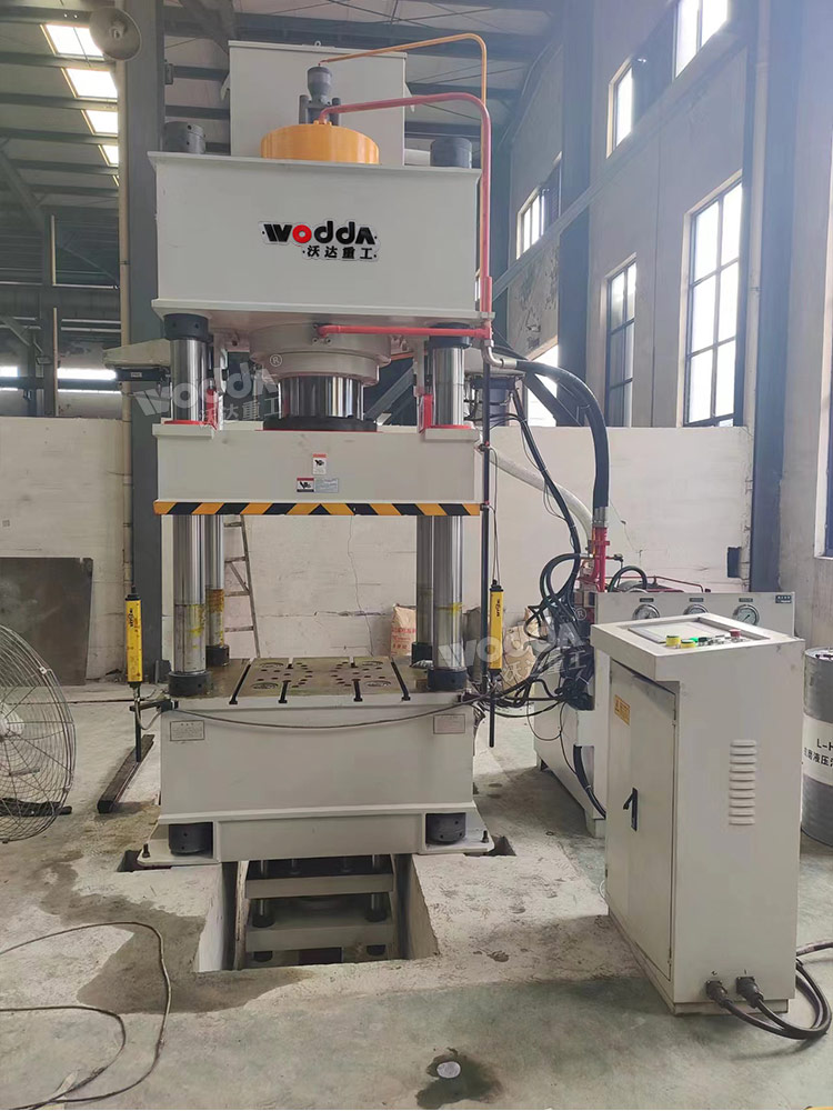 400噸四柱液壓機(jī)客戶現(xiàn)場(chǎng) 400噸四柱液壓機(jī)客戶現(xiàn)場(chǎng)