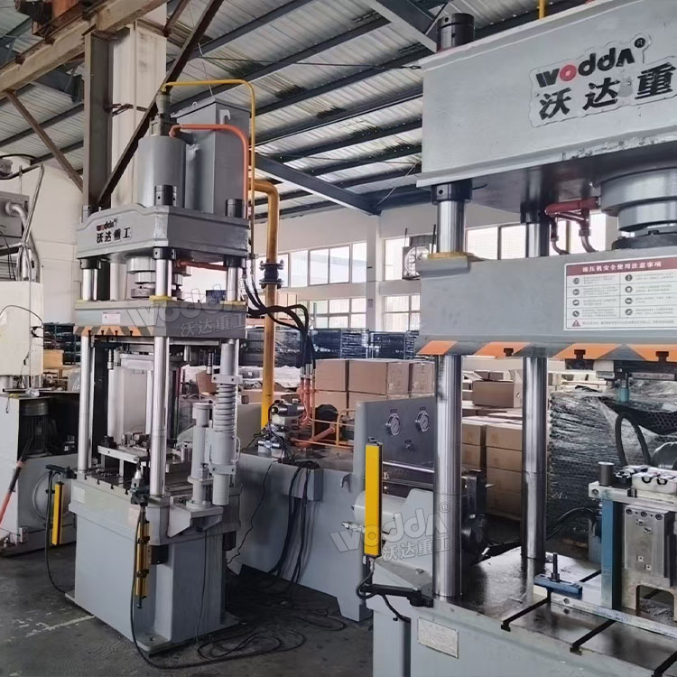 100噸汽車零部件成型液壓機現(xiàn)場 100噸汽車零部件成型液壓機現(xiàn)場