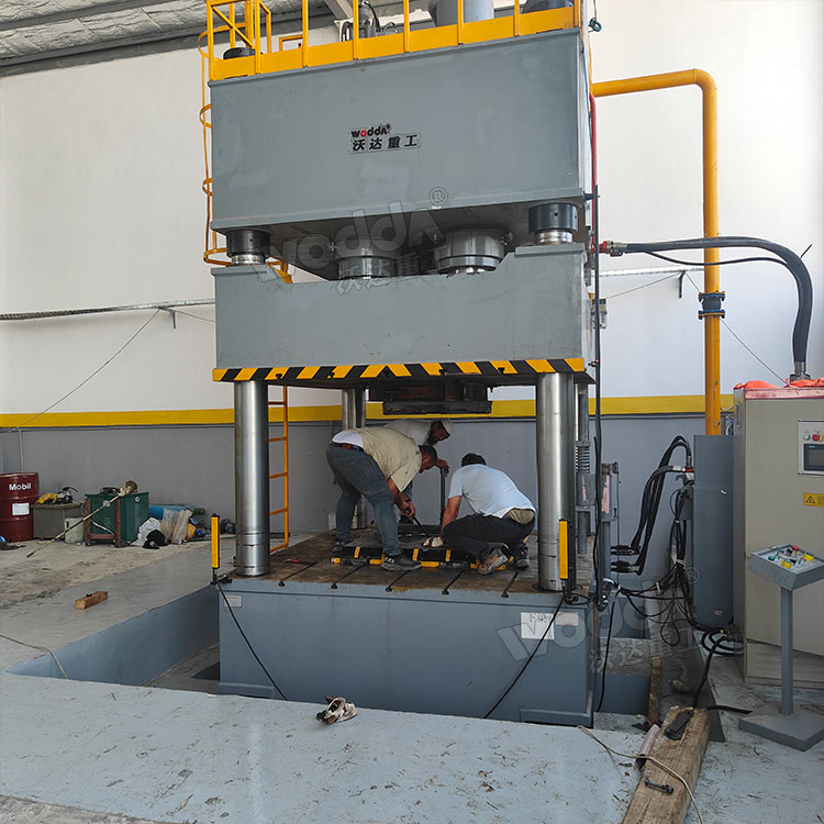 1000噸四柱液壓機現(xiàn)場 1000噸四柱液壓機現(xiàn)場