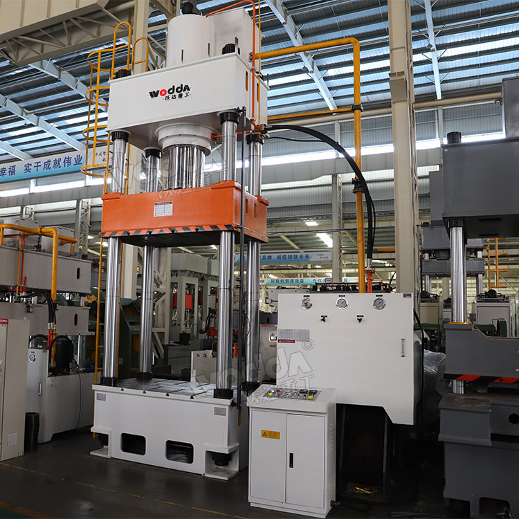 630噸三梁四柱液壓機車間實物 630噸三梁四柱液壓機車間實物