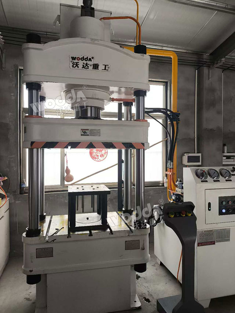 200噸四柱液壓機(jī)現(xiàn)場(chǎng) 200噸四柱液壓機(jī)現(xiàn)場(chǎng)