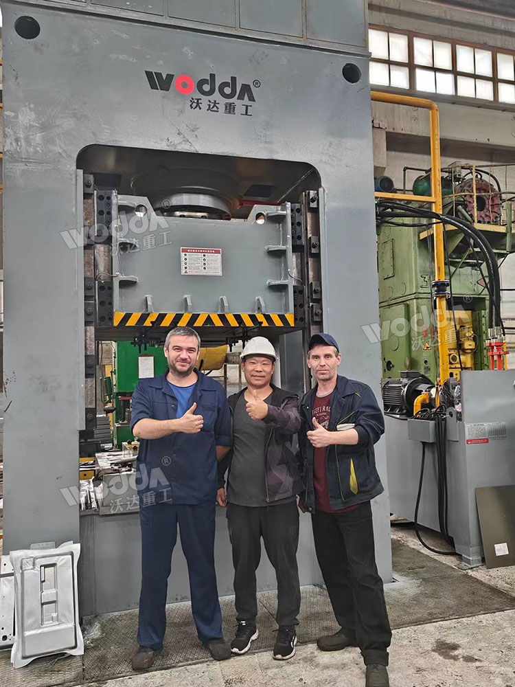 630噸汽車配件成型液壓機(jī)客戶現(xiàn)場 630噸汽車配件成型液壓機(jī)客戶現(xiàn)場