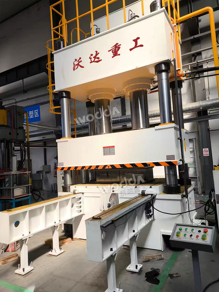 800噸復(fù)合材料成型液壓機(jī) 800噸復(fù)合材料成型液壓機(jī)