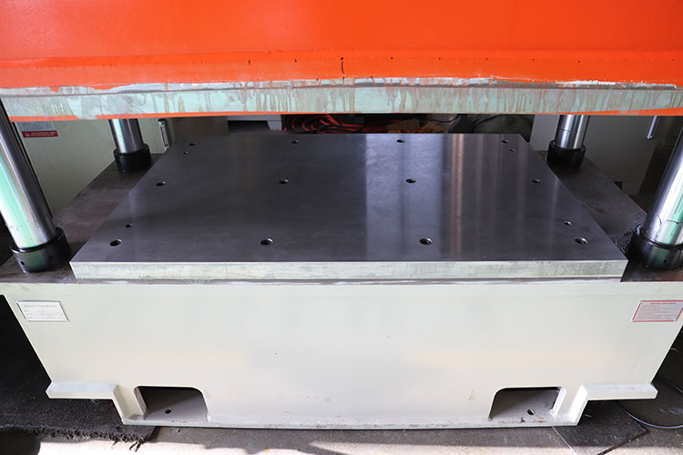 液壓機(jī)工作臺(tái)細(xì)節(jié) 液壓機(jī)工作臺(tái)細(xì)節(jié)