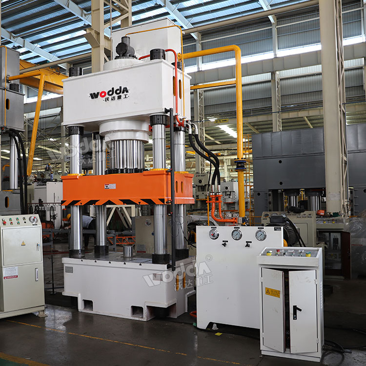 630噸三梁四柱液壓機(jī)車間實(shí)物 630噸三梁四柱液壓機(jī)車間實(shí)物