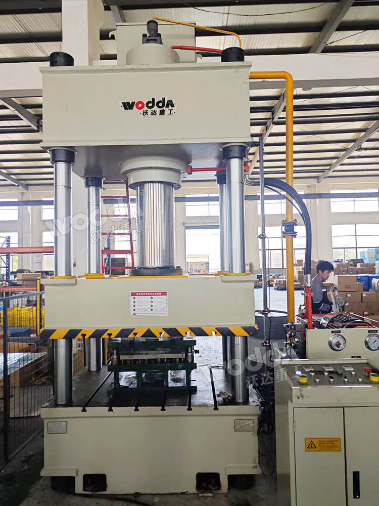 315噸三梁四柱液壓機(jī)現(xiàn)場 315噸三梁四柱液壓機(jī)現(xiàn)場