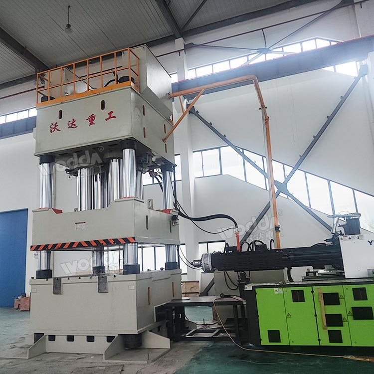 2000噸四柱液壓機(jī).jpg 2000噸四柱液壓機(jī).jpg