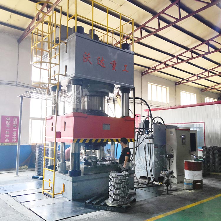 2000噸四柱液壓機(jī)客戶現(xiàn)場(chǎng) 2000噸四柱液壓機(jī)客戶現(xiàn)場(chǎng)