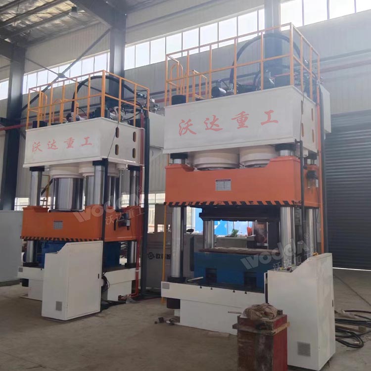 木屑托盤成型液壓機現場 木屑托盤成型液壓機現場