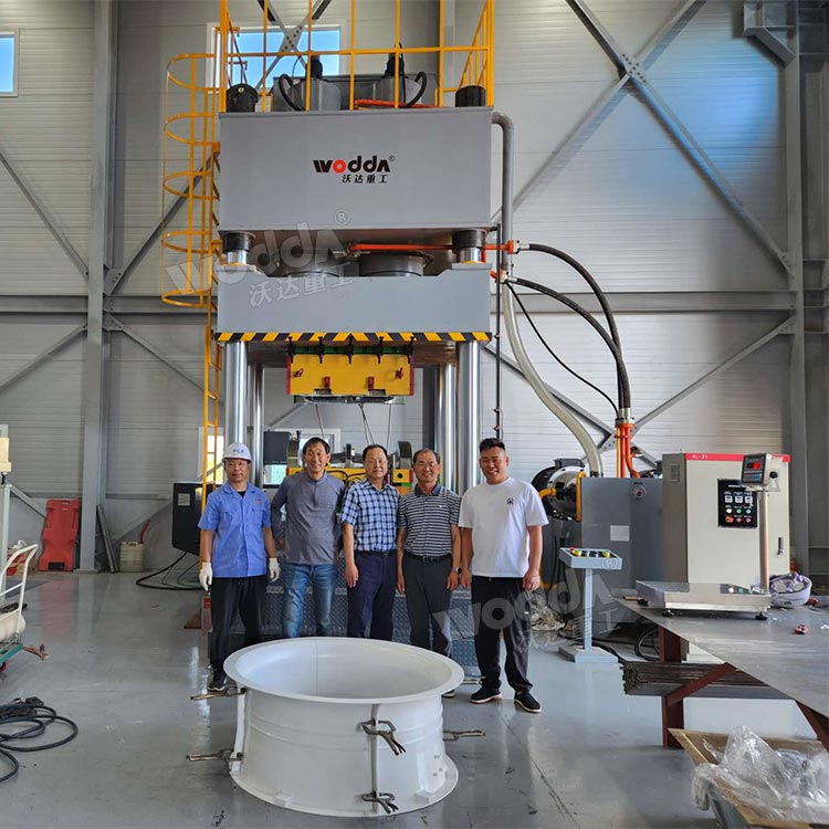 1000噸四柱液壓機模壓玻璃鋼冷卻塔風(fēng)筒現(xiàn)場 1000噸四柱液壓機模壓玻璃鋼冷卻塔風(fēng)筒現(xiàn)場