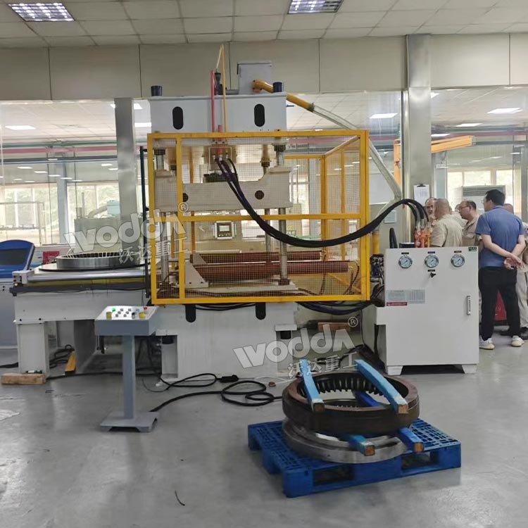 100噸三梁四柱液壓機(jī) 100噸三梁四柱液壓機(jī)