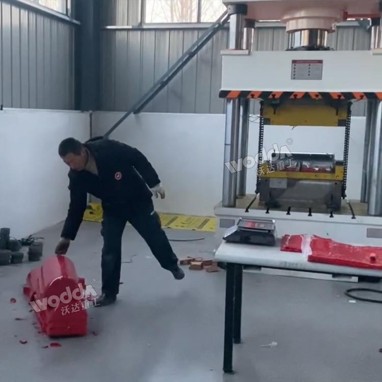 315噸電纜保護(hù)殼模壓液壓機(jī)現(xiàn)場 315噸電纜保護(hù)殼模壓液壓機(jī)現(xiàn)場