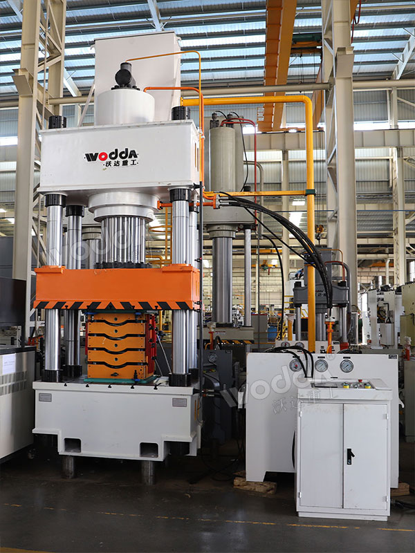 630噸四柱液壓機(jī) 630噸四柱液壓機(jī)