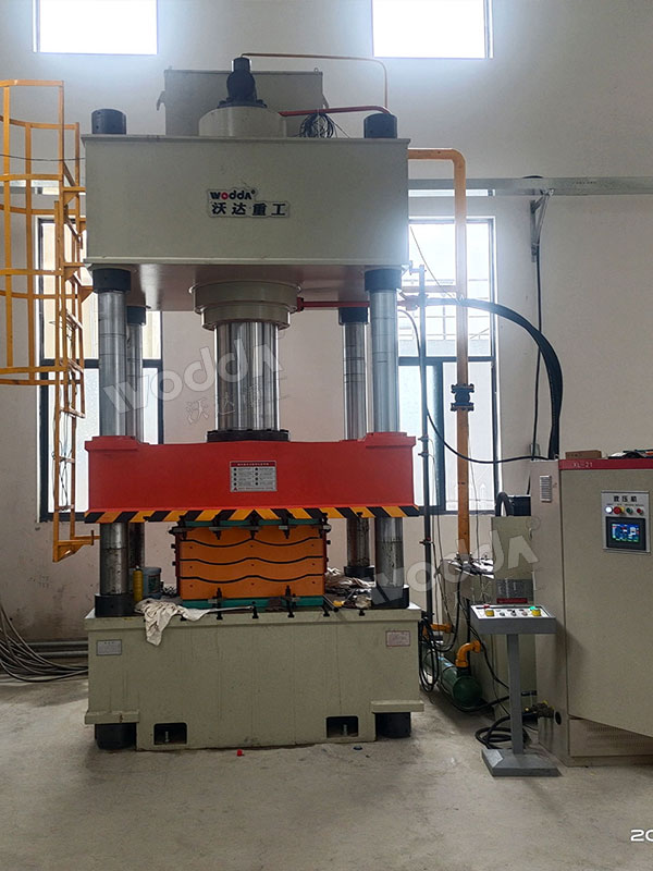 PE防彈插板液壓機(jī)現(xiàn)場(chǎng) PE防彈插板液壓機(jī)現(xiàn)場(chǎng)