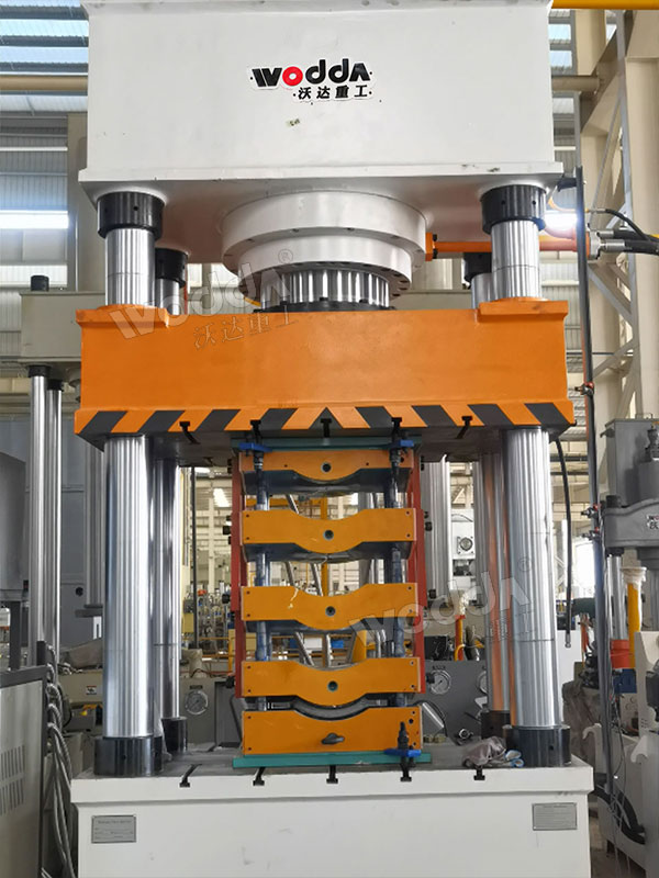 630噸四柱液壓機(jī)車(chē)間試機(jī) 630噸四柱液壓機(jī)車(chē)間試機(jī)