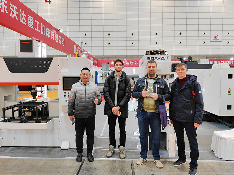 與國外客戶合影 與國外客戶合影