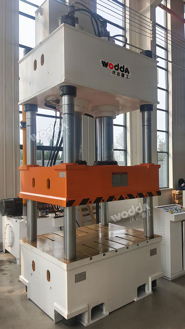 315噸汽車配件成型液壓機(jī)現(xiàn)場 315噸汽車配件成型液壓機(jī)現(xiàn)場