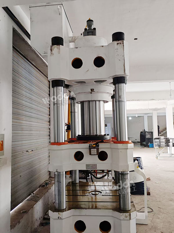 315噸四柱液壓機(jī)安裝完成 315噸四柱液壓機(jī)安裝完成