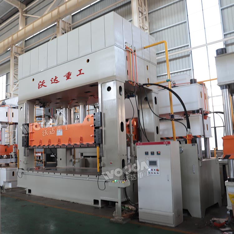 350噸框架式液壓機(jī)車間實(shí)物 350噸框架式液壓機(jī)車間實(shí)物