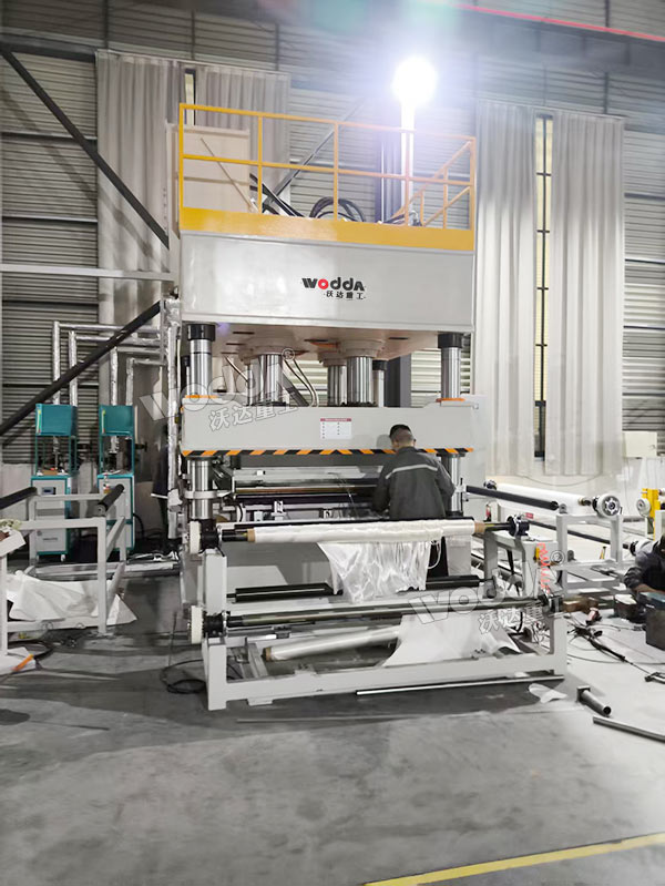 630噸PE防彈無緯布模壓液壓機(jī)現(xiàn)場(chǎng) 630噸PE防彈無緯布模壓液壓機(jī)現(xiàn)場(chǎng)