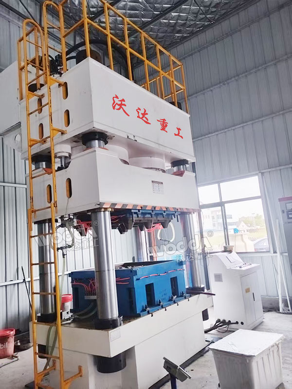 1600噸四柱液壓機(jī) 1600噸四柱液壓機(jī)