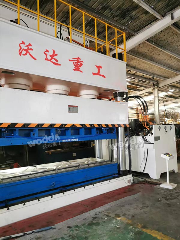 1250噸四柱液壓機(jī) 1250噸四柱液壓機(jī)