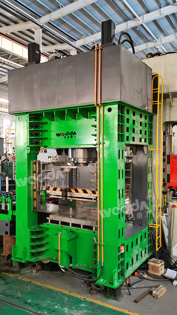 1000噸框架式液壓機(jī) 1000噸框架式液壓機(jī)