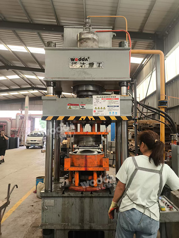 200噸封頭液壓機(jī)現(xiàn)場(chǎng) 200噸封頭液壓機(jī)現(xiàn)場(chǎng)