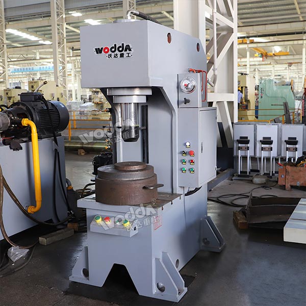 100噸單臂液壓機(jī)(壓頭式) 100噸單臂液壓機(jī)(壓頭式)