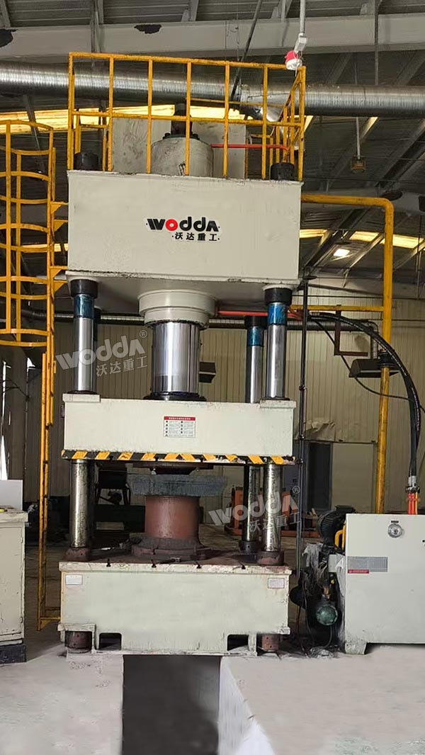 500噸活性炭成型液壓機(jī) 500噸活性炭成型液壓機(jī)