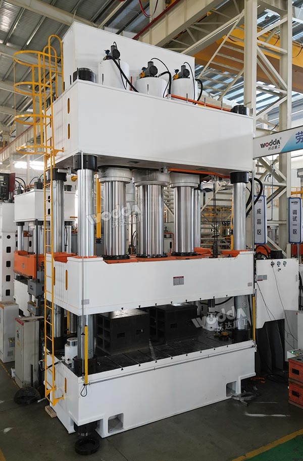 2000噸四柱液壓機(jī) 2000噸四柱液壓機(jī)