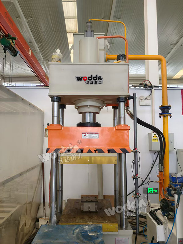 100噸四柱液壓機(jī) 100噸四柱液壓機(jī)