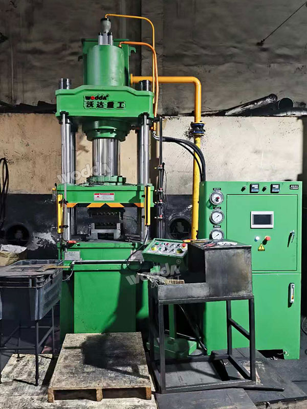 200噸石墨密封圈成型液壓機(jī) 200噸石墨密封圈成型液壓機(jī)