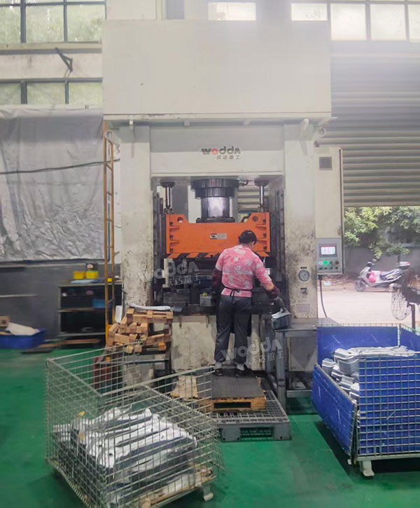 315噸框架式汽車配件成型液壓機(jī)現(xiàn)場 315噸框架式汽車配件成型液壓機(jī)現(xiàn)場