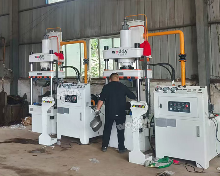 100噸不銹鋼盆拉伸液壓機(jī)現(xiàn)場 100噸不銹鋼盆拉伸液壓機(jī)現(xiàn)場