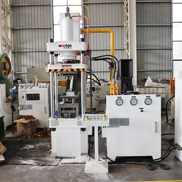 630噸四柱液壓機車間試機 630噸四柱液壓機車間試機