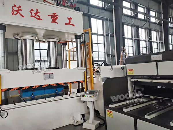 500噸四柱液壓機現(xiàn)場 500噸四柱液壓機現(xiàn)場