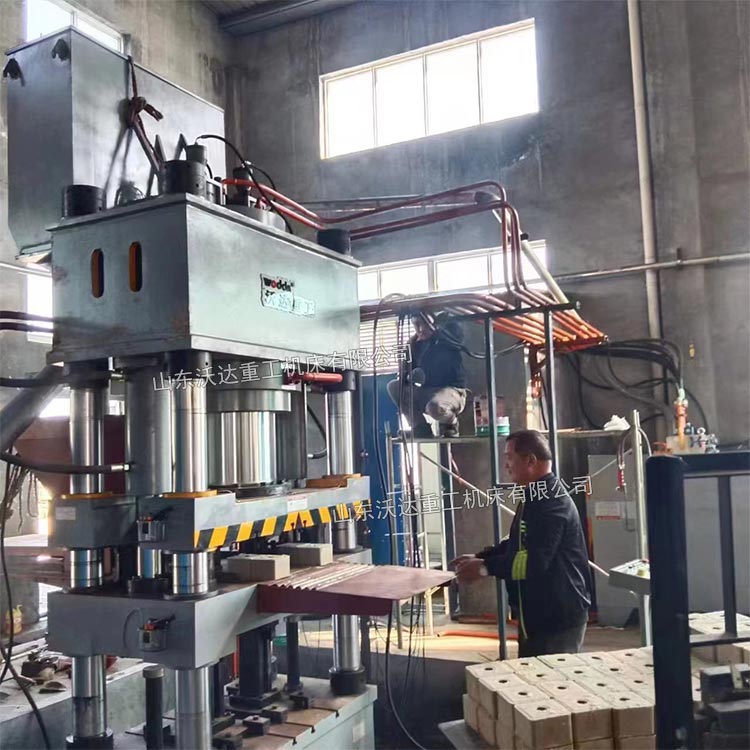 630噸四柱液壓機(jī)壓制鹽磚 630噸四柱液壓機(jī)壓制鹽磚