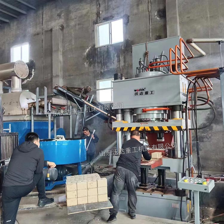 630噸鹽磚機(jī)現(xiàn)場(chǎng) 630噸鹽磚機(jī)現(xiàn)場(chǎng)