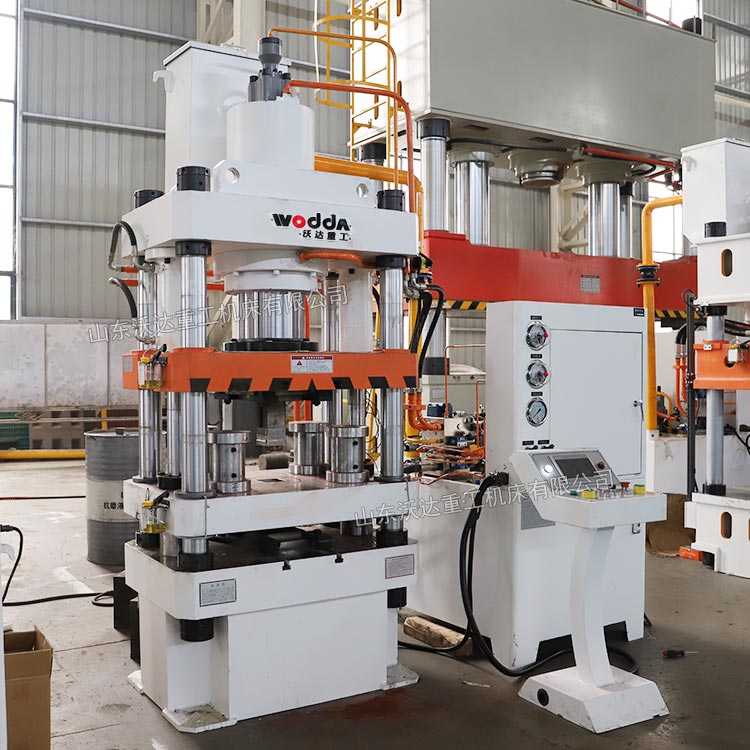 200噸四梁四柱液壓機車間調(diào)試完成