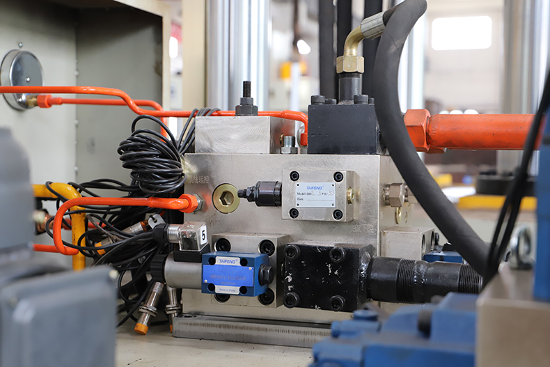 電動(dòng)車擋風(fēng)板液壓機(jī) 電動(dòng)車擋風(fēng)板液壓機(jī)