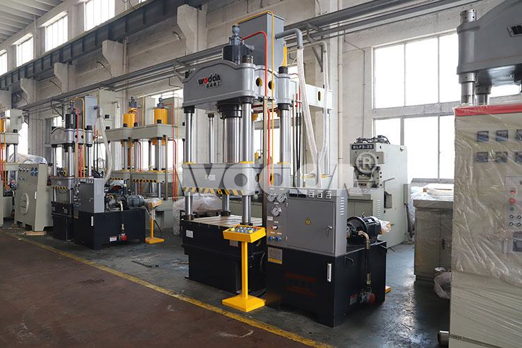 200噸三梁四柱液壓機(jī) 200噸三梁四柱液壓機(jī)